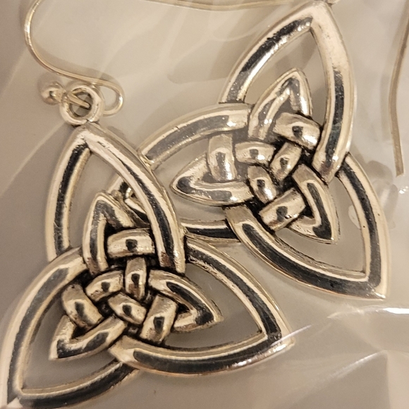 NIP Celtic Knot Design Dangly Earrings - Picture 3 of 3